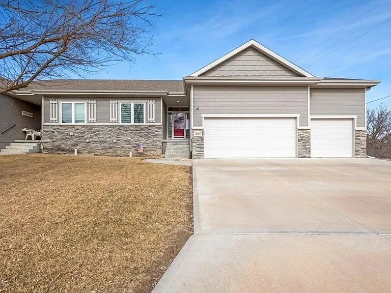 2602 Fountain Cir — Photo 2