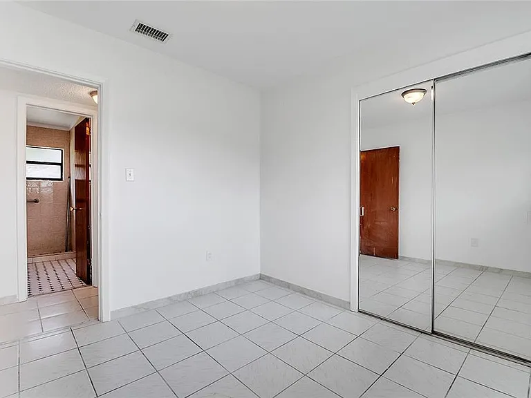 1040 San Luis Dr — Photo 26