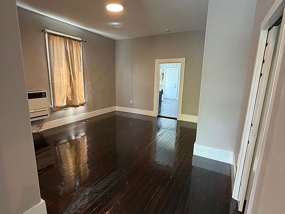 4th image of 3259-3261 Louise St