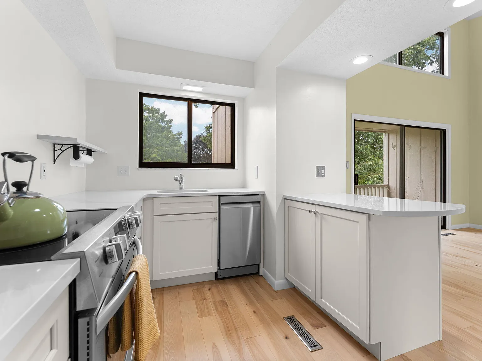 3 bed, 2.0 bath, 1243 sqft, $1,575 — Photo 2