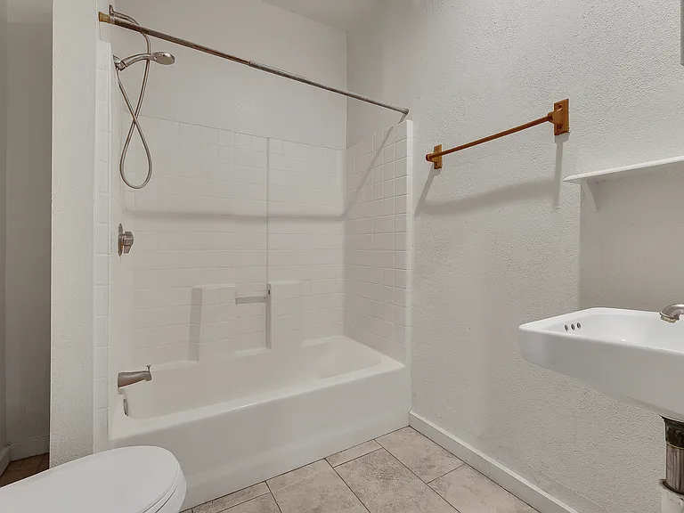 638 E 1st St #3 — Photo 14