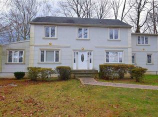 5 Stepping Stone Ln, Great Neck, NY 11024