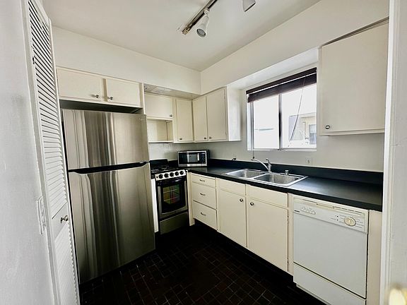 2nd image of 960 Larrabee St APT 209