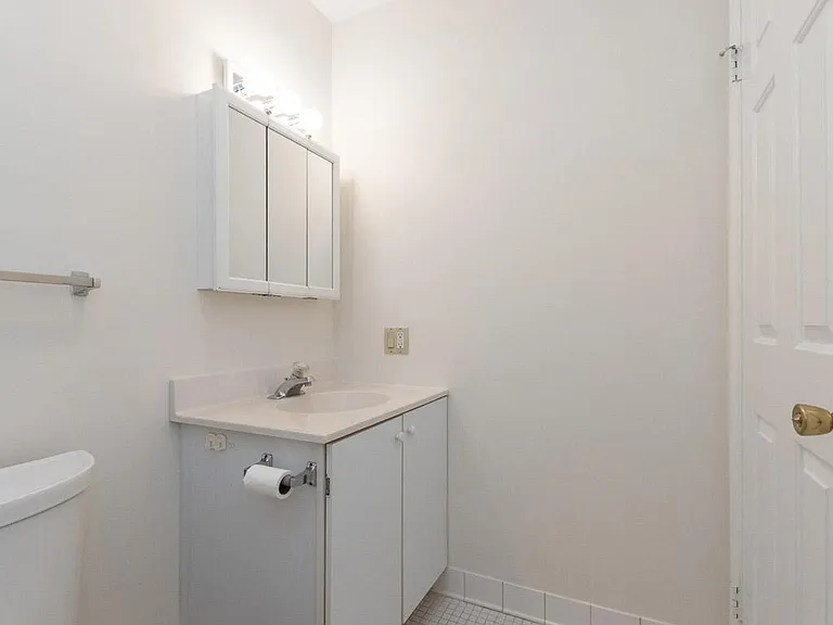 Bedford Lake Apartments — Photo 15