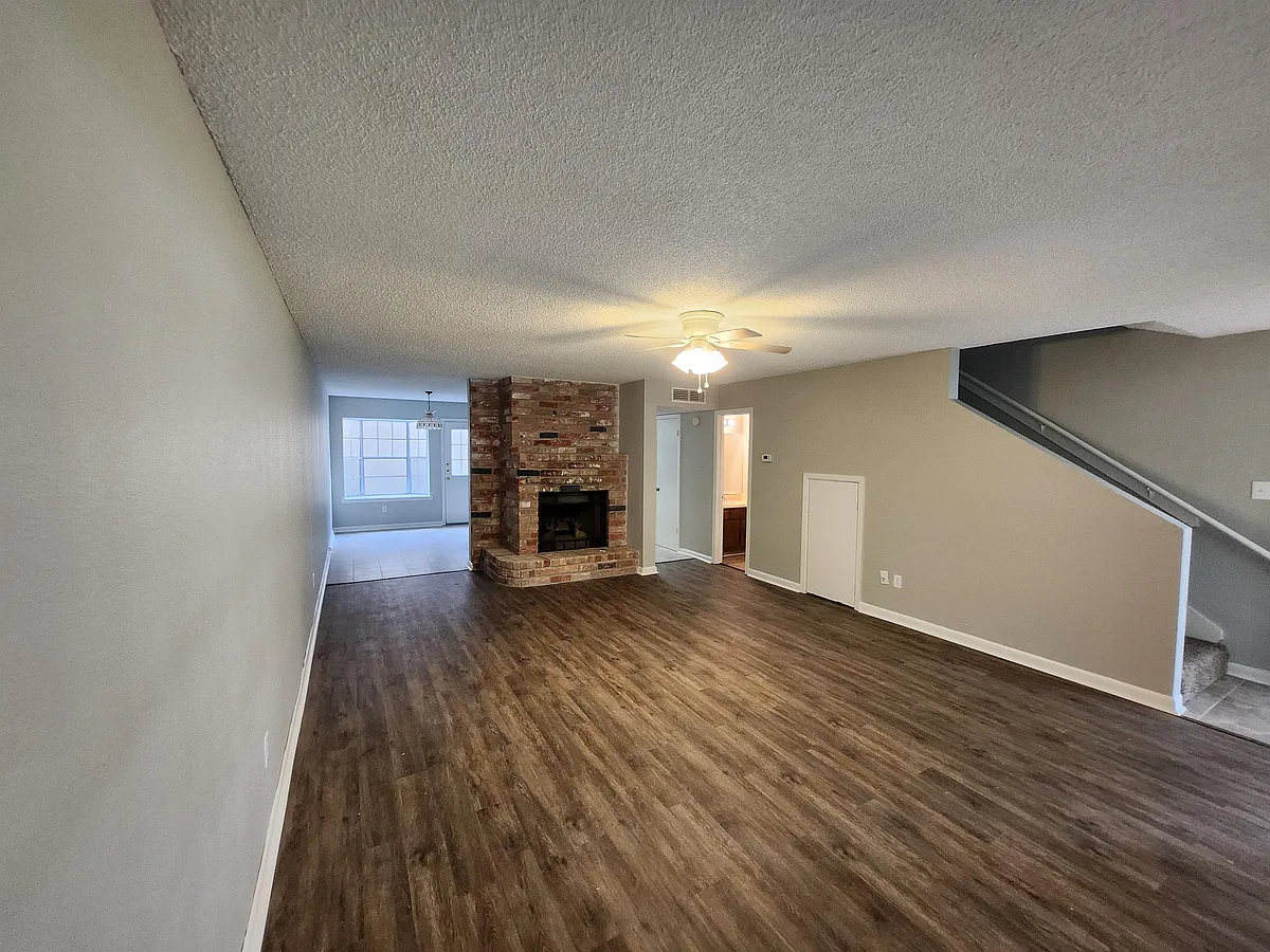 Building Photo - 8395 Willow Bend Dr #C