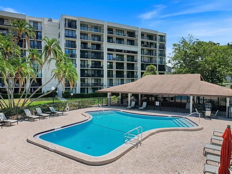 100 Oakmont Ln #305 — Photo 4