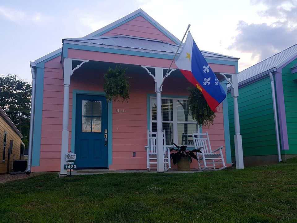 Front (facing General Mouton Avenue)