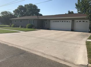 122 4th Ave NW, Hillsboro, ND 58045