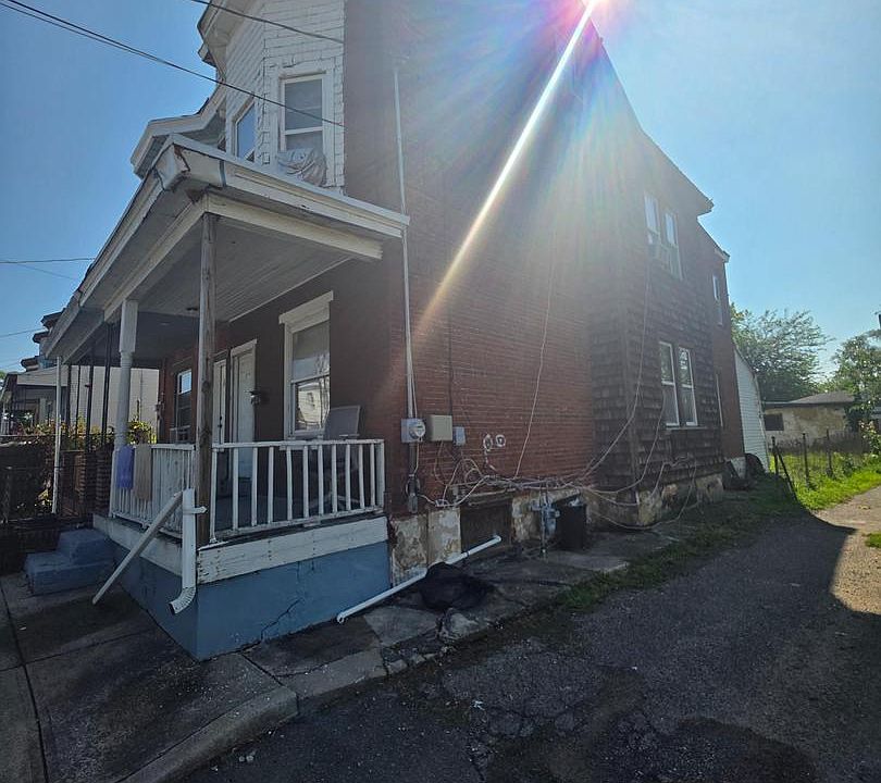 1st image of 570 Roosevelt St