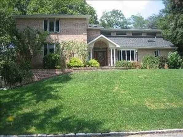 50 Hemlock Dr, Roslyn, NY 11576