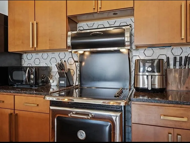 2029 Wyandotte St #202 — Photo 6