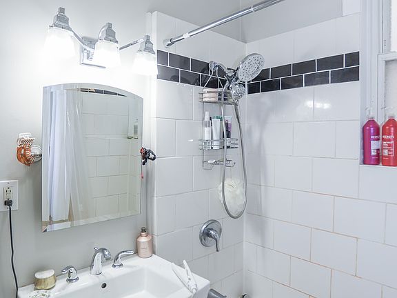 5th image of 1315 W Eddy St APT 3