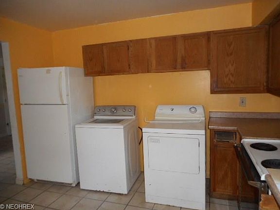 3rd image of 19 E 2nd St