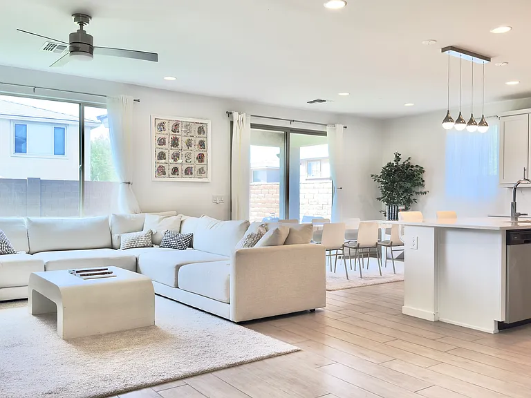 3109 E Louise Dr — Photo 4