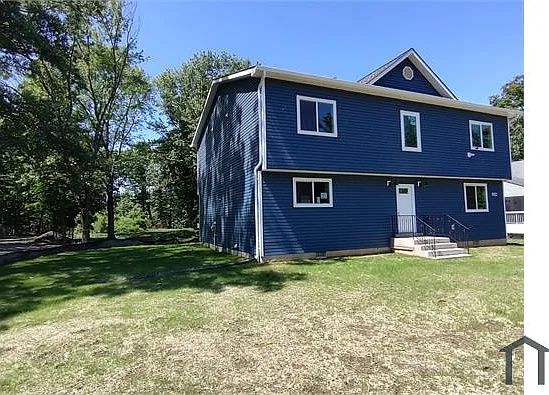 7 bed, 3040 sqft, $5,838 — Photo 2
