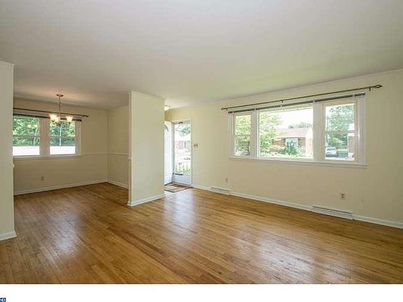 3rd image of 28 Sheffield Manor Dr