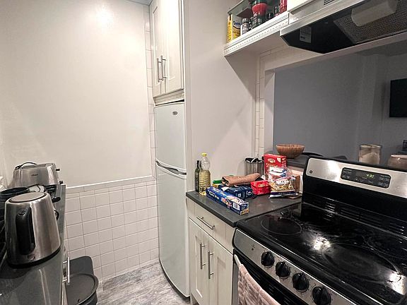 3rd image of 326 W 47th St APT 3D