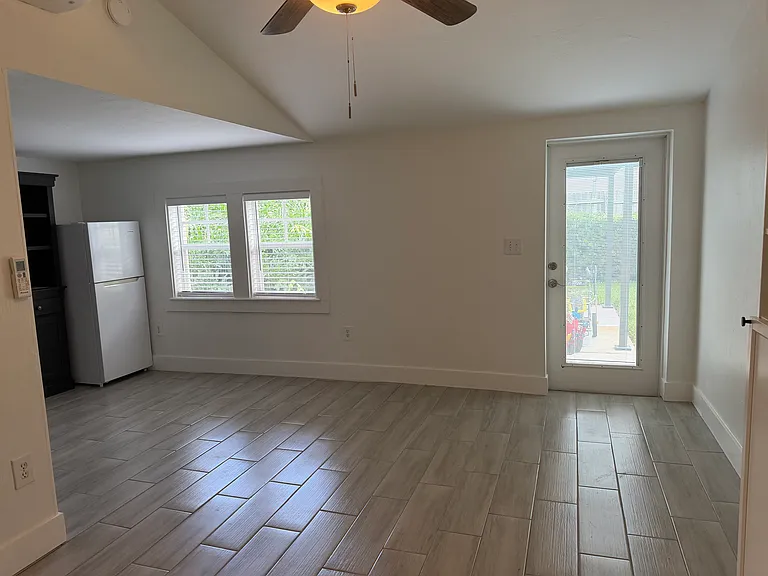 200 N Hampton Ave — Photo 5