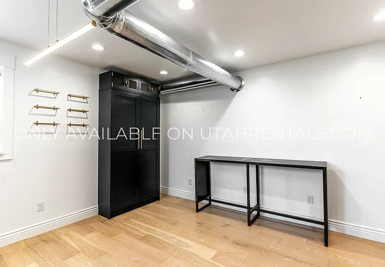 276 E Broadway St #S2 — Photo 4