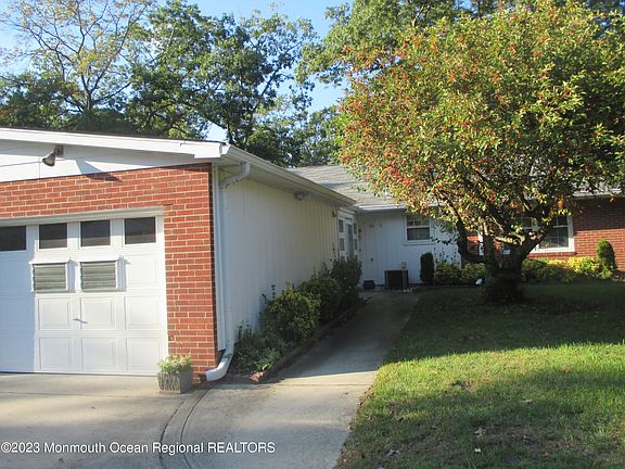 5th image of 64C Buckingham Drive