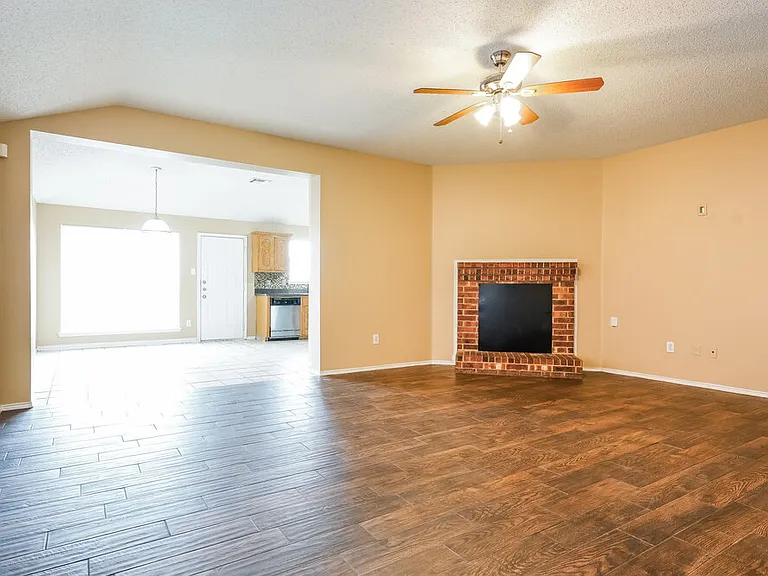 705 Pine Hollow Dr — Photo 4