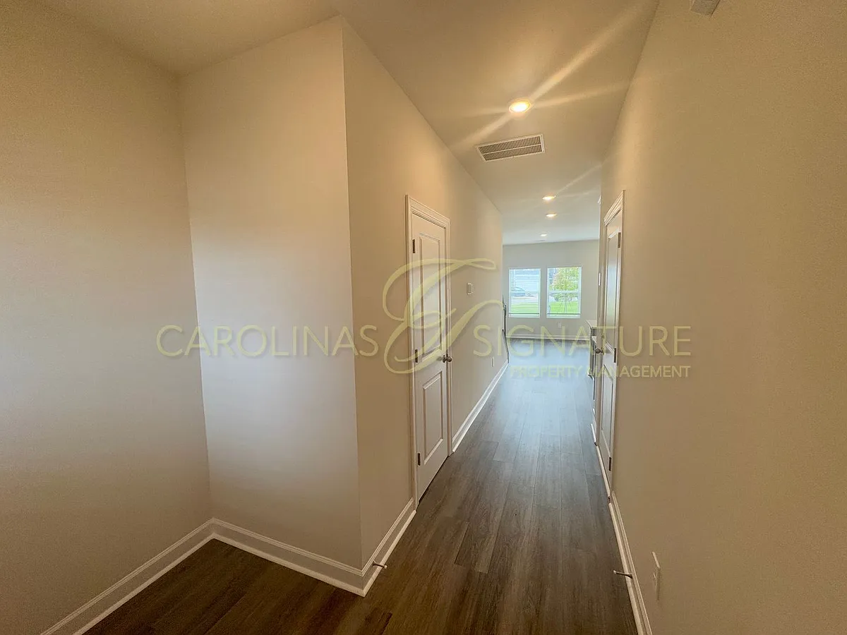 Building Photo - 1650 Village Grove Ln