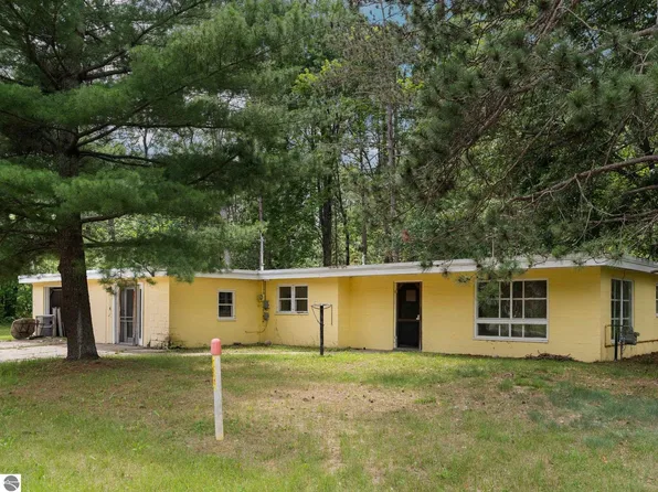 6060 S Seeley Rd, Cadillac, MI 49601
