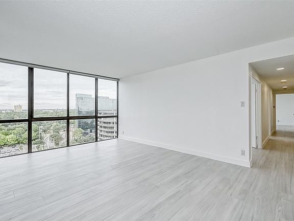 4th image of 5001 Woodway Dr Unit 1304
