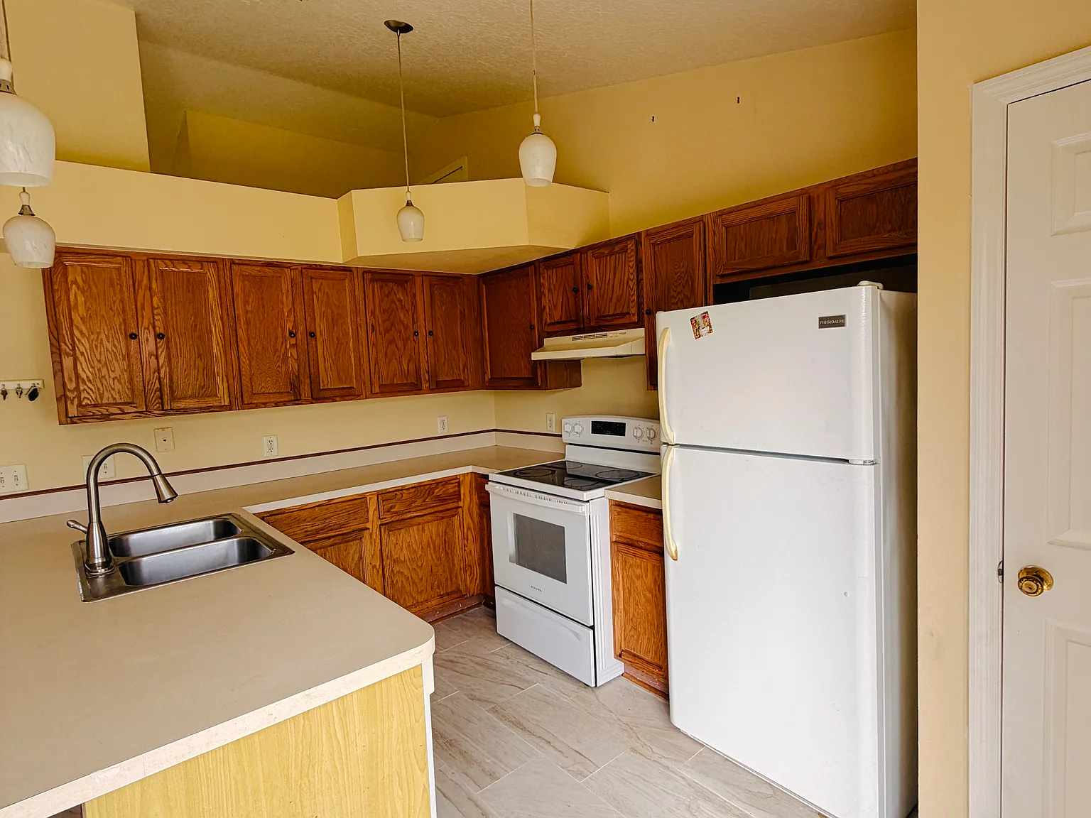 650 SE Thanksgiving Ave — Photo 2