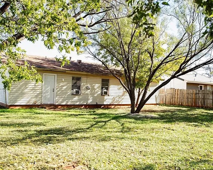 2498 Yorktown Dr — Photo 16