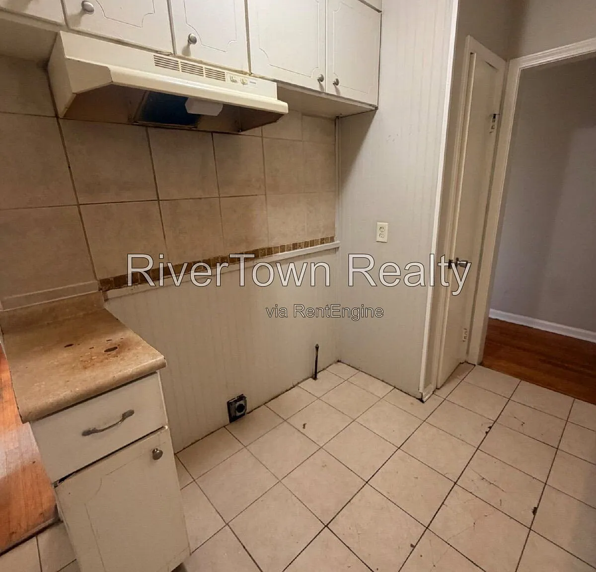 3 bed, 1.0 bath, 943 sqft, $1,095 — Photo 3