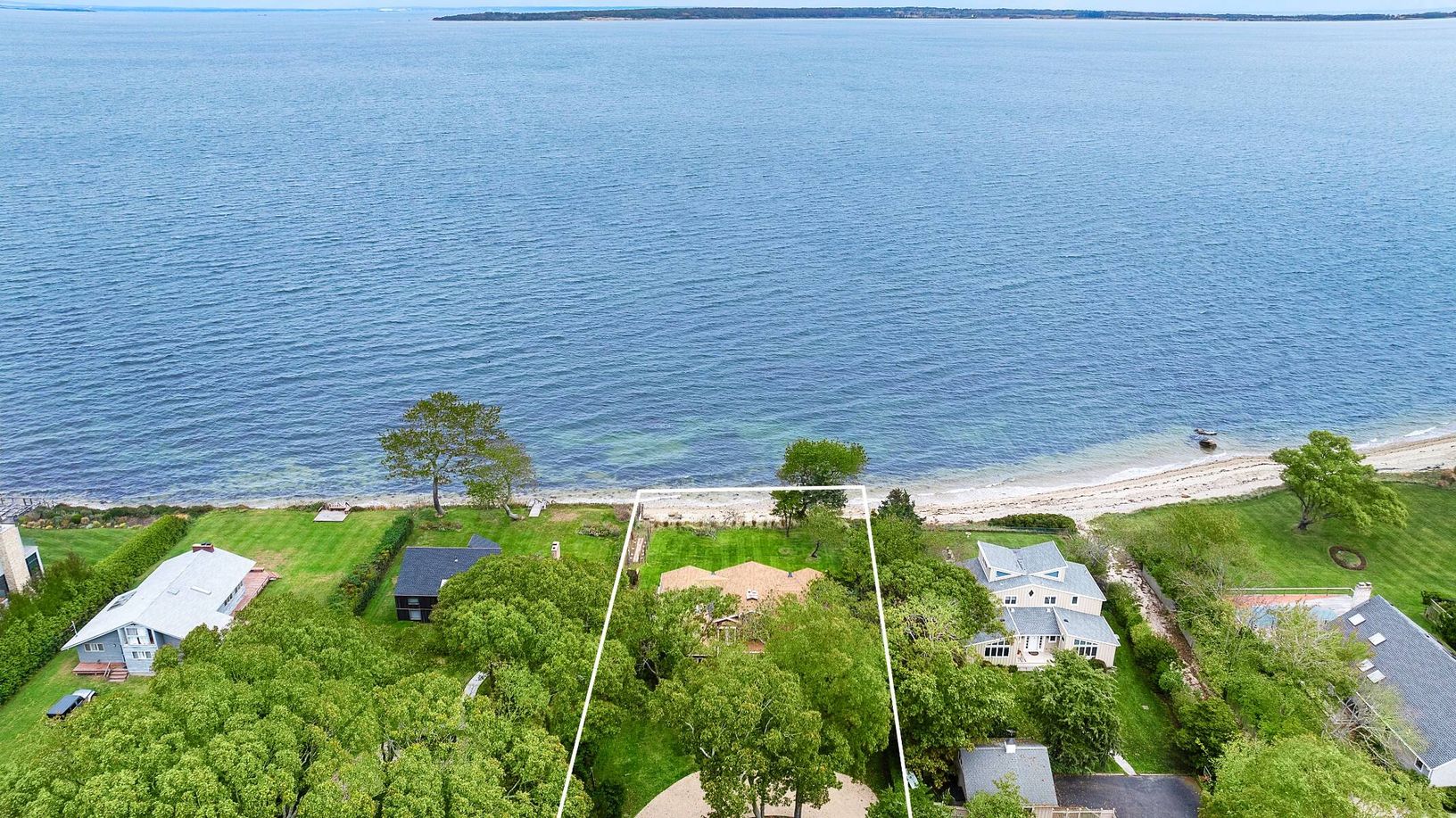  Panoramic Water Views On Gardiners Bay