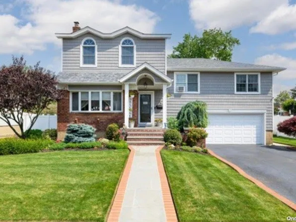 23 Meadowwood Lane, Farmingdale, NY 11735