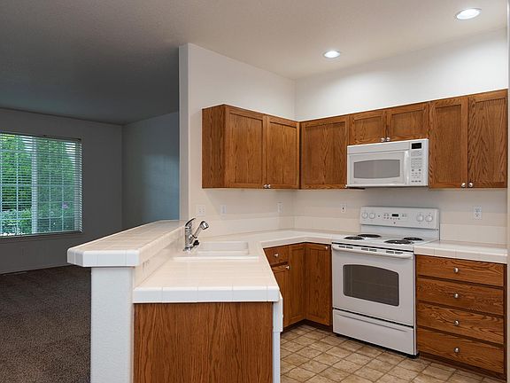 4th image of 1212 SE Bacarra St