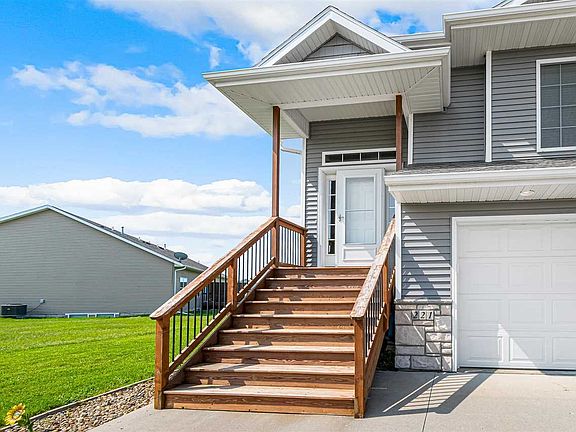 3rd image of 221 Windflower Ln