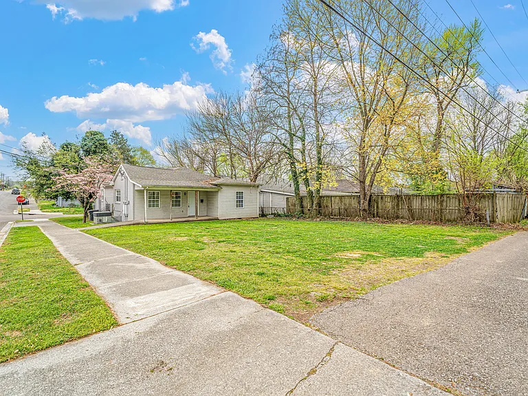 605 Spruce St NE — Photo 16