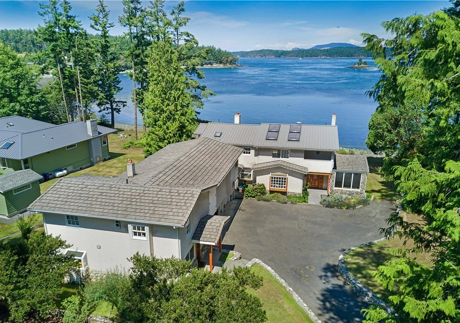 Magnificent Waterfront — Photo 1