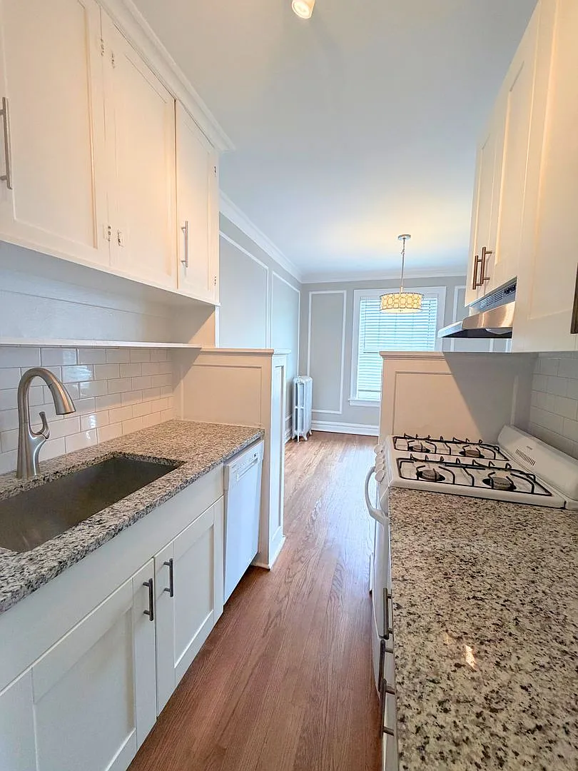 Edgewater Studio with Heat & Cooking Gas Included ~ No Security Deposit ~ Cat Friendly! — Photo 1