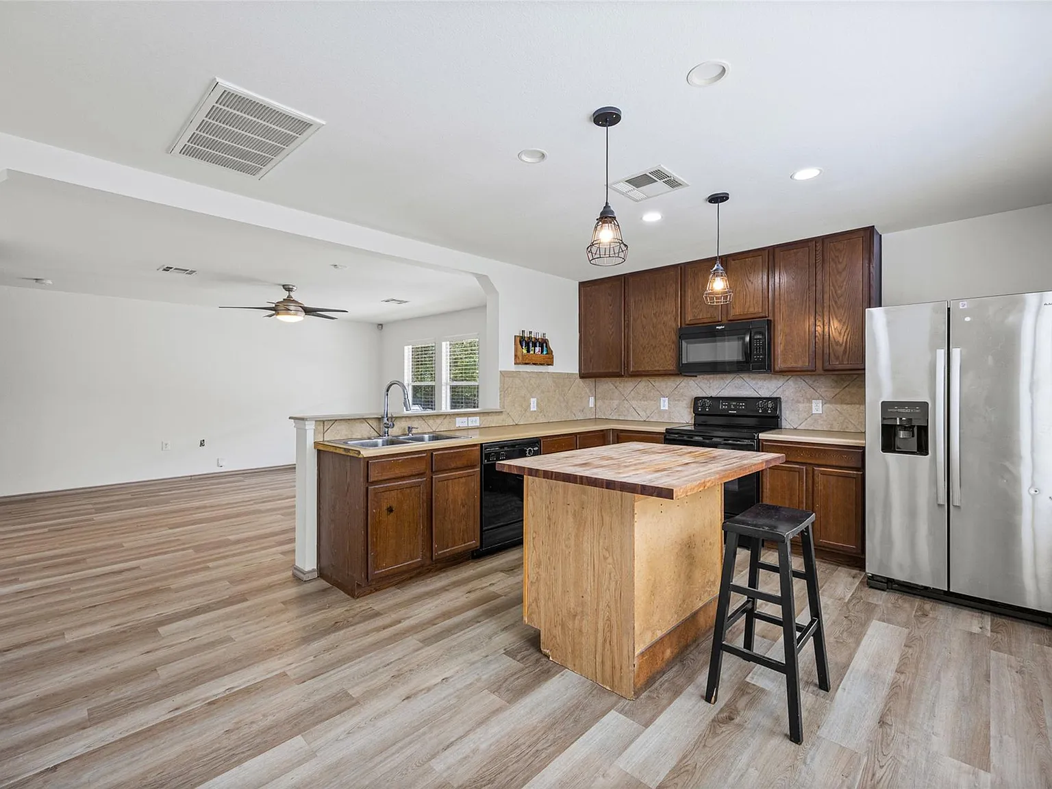 3 bed, 2.5 bath, 1659 sqft, $2,250 — Photo 3