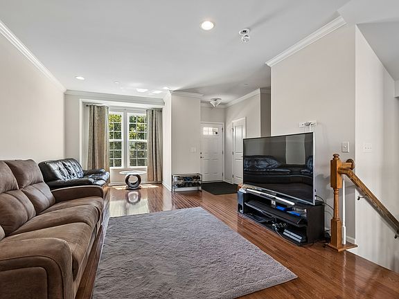 4th image of 69 Nicholas Dr W