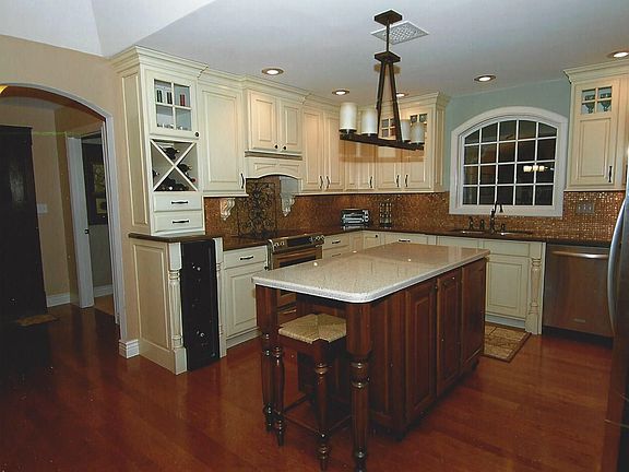 2nd image of 1414 Burnett Ln