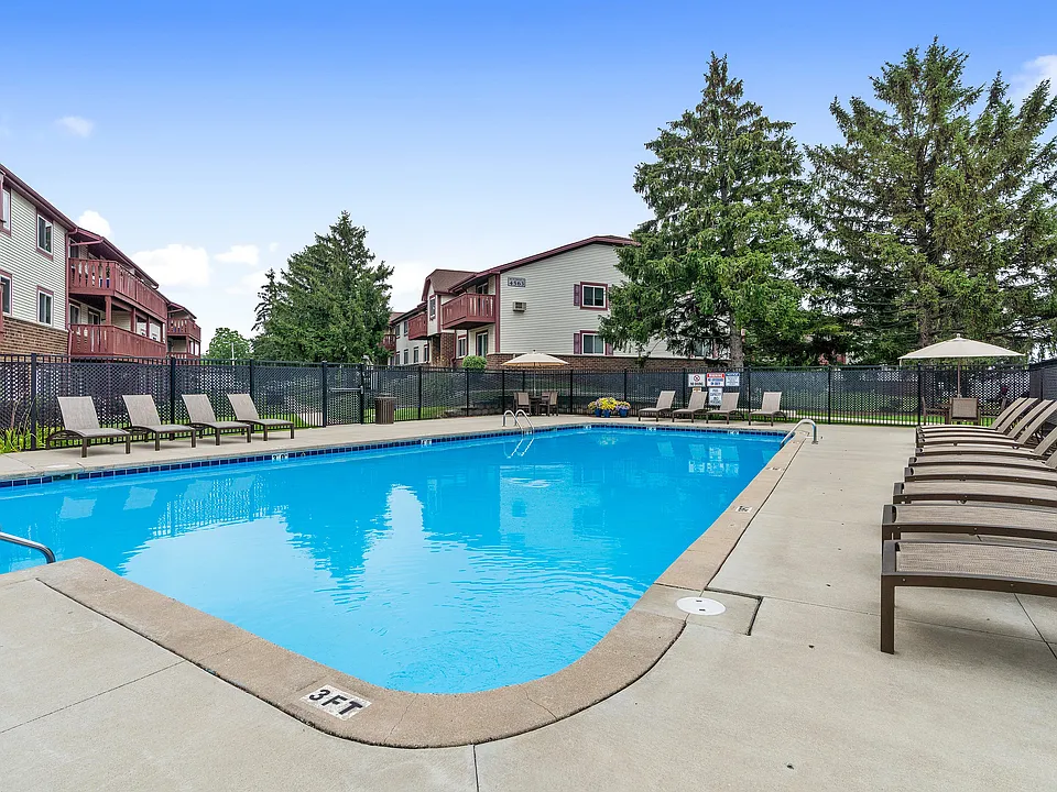 Ridge View Sparkling Outdoor Swimming Pool