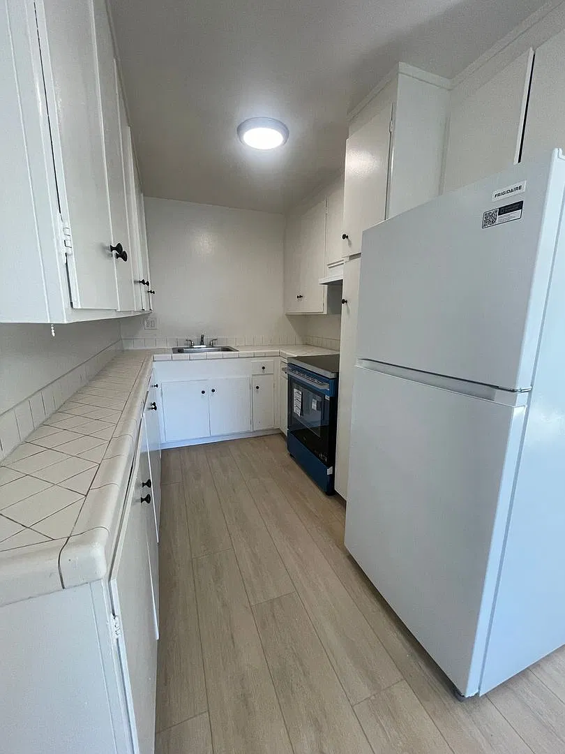 0537 - Francisco Ave. 1164 — Photo 4
