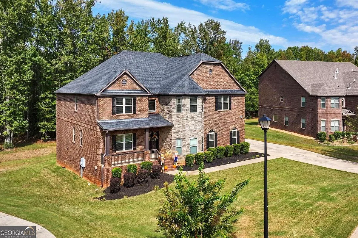 7 bed, 4.5 bath, 6789 sqft, $6,500 — Photo 1