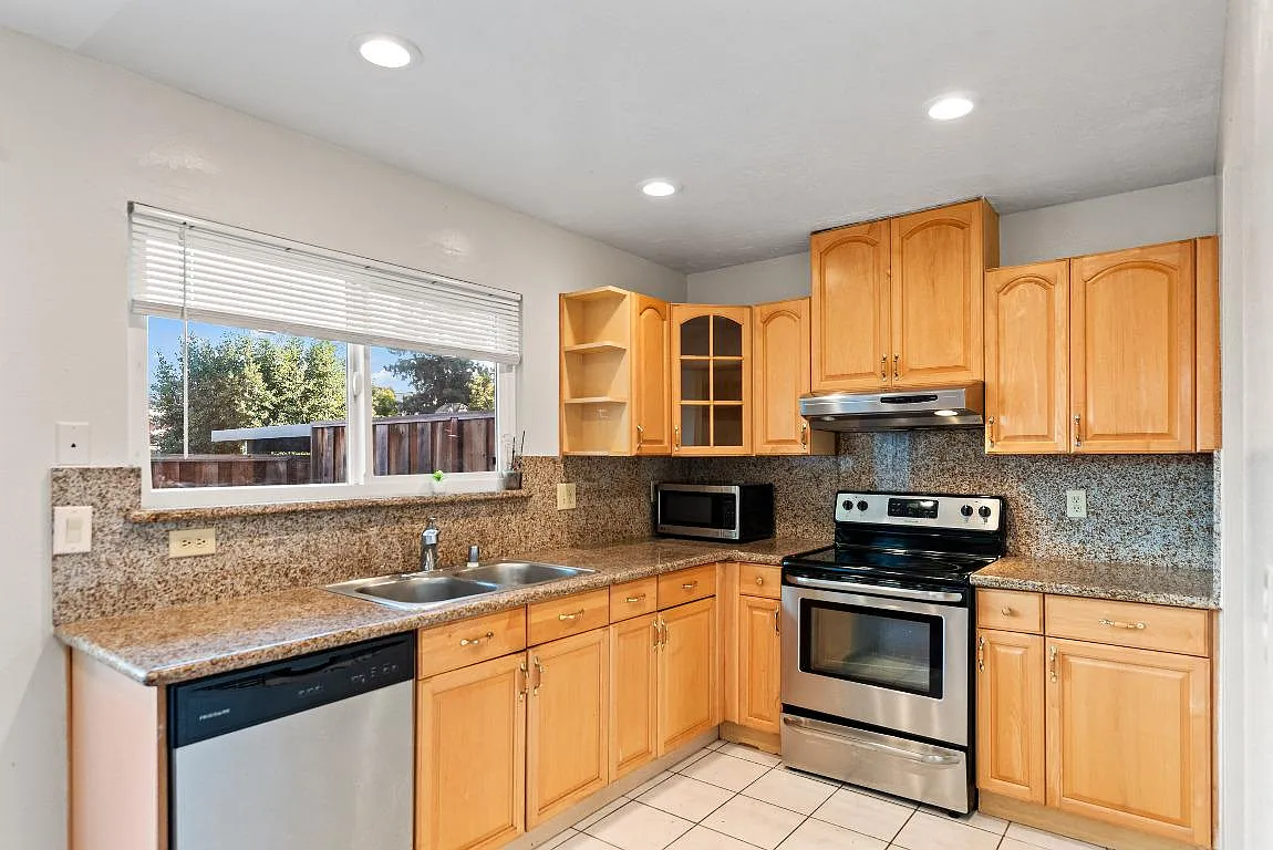 3 bed, 1168 sqft, $3,500 — Photo 3