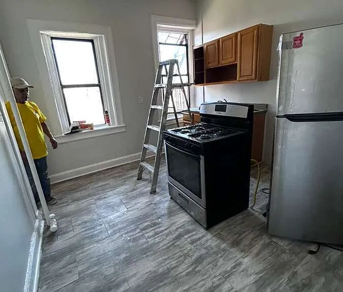 73 N Broadway — Photo 2