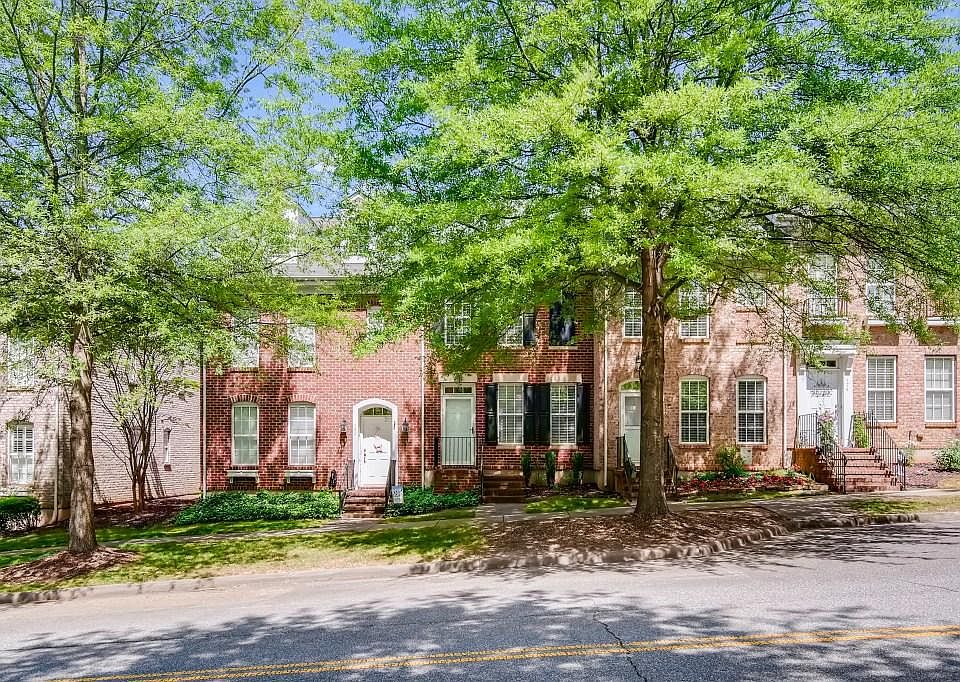 Fantastic 2 bed, 2 bath Morrison Plantation Townhome in walking distance to shopping and restaurants.