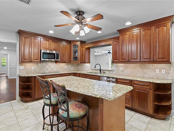 4th image of 2409 Briarwood Ln