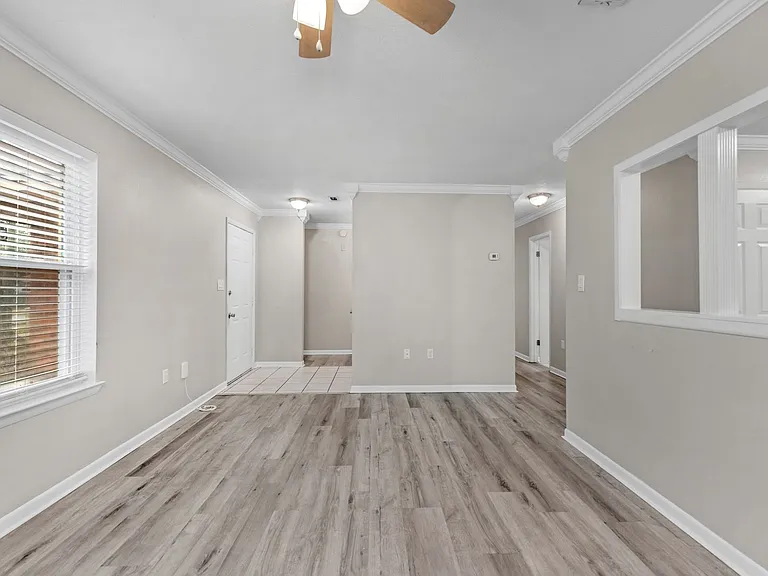 823 Meadow Ln — Photo 3