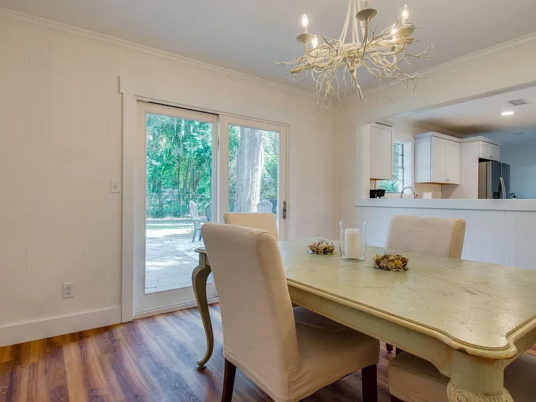 Dining room that seats 6